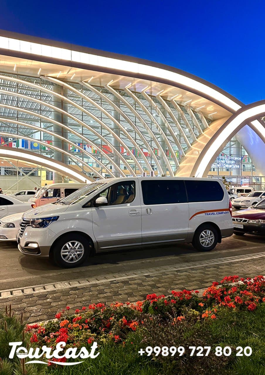 Улыбающаяся пара в традиционной узбекской одежде.