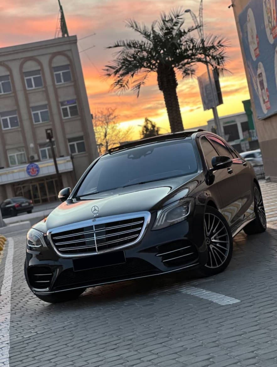 Богато украшенный синей плиткой вход в историческое здание.